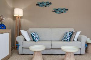 a living room with a couch and two stools at Agio Porto Cervo in Liscia di Vacca
