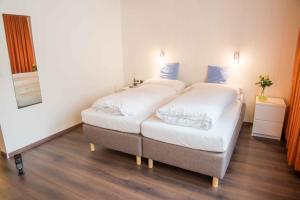Postel nebo postele na pokoji v ubytování Hotel Garni Rösslipost