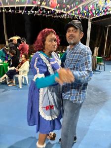 a man and a woman standing on a stage at Pousada Recanto Dos Pássaros in Colégio