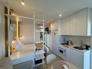 a small apartment with white cabinets and a kitchen at Casa Reyes El Palmar in El Palmar