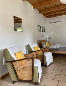 a room with three wicker chairs and a bed at Biały Zdrój in Kalisz Pomorski