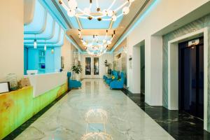 a lobby with blue chairs and a waiting room at Hotel Opera Mamaia in Mamaia +89 photos