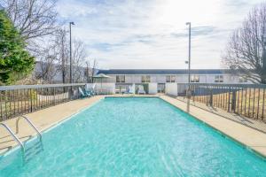 The swimming pool at or close to Knights Inn Chattanooga