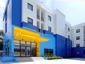 an office building with a blue and yellow facade at HOP INN Phetchaburi in Phetchaburi