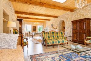 a living room with a couch and a table at Domaine de la Salutière - Charme & Confort au cœur du Pays Cathare in Lauraguel