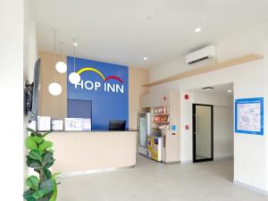 an office with a drop inn sign on the wall at HOP INN Phetchaburi in Phetchaburi