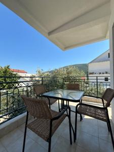 a patio with a table and chairs on a balcony at Stan 11 in Đenovići