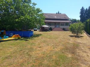 a house with a yard with a house at Huis bij basel in Hésingue