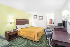 A bed or beds in a room at Knights Inn Chattanooga