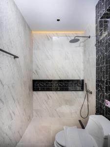 a bathroom with a shower and a toilet at April Pool Day Villa Cha-am in Cha Am