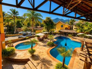 an overhead view of a pool at a resort at Suíte 1210 Ilhaflat in Ilhabela