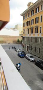 ローマにあるVatican Luxury Houseの駐車場と建物のある通りの景色