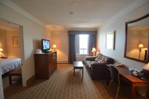TV a/nebo společenská místnost v ubytování Prince Arthur Waterfront Hotel & Suites