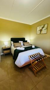 a bedroom with a large bed in a room at Die Kothuis in Wolseley