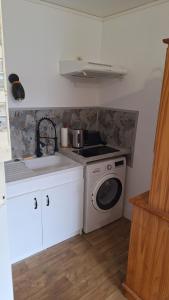 a kitchen with a stove and a washing machine at Libre comme l'air - Appartement - Terrasse - 1 Chambre in Ruffec