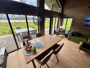 a dining room with a wooden table and chairs at Nisserstrand Hytte mit WLAN und Sauna direkt am See in Treungen