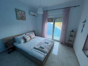 a small bedroom with a bed with a window at Bella's House in Theologos