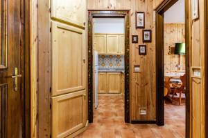 a hallway with wooden walls and a door at Eldann Apartment - Tradizione e Relax a Sappada in Sappada