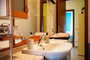 a bathroom with a sink and a mirror at El Prestinée Box auto gratuito in Milan +8 photos