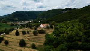 a house on a hill with mountains in the background at Il Parnaso Relais in Longare