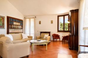 a living room with a couch and a table at Catalina, ritorno al '70 tra mare e natura in Cannigione