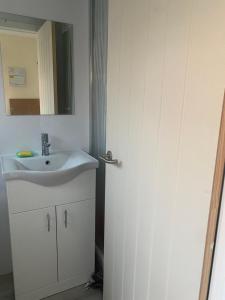 a bathroom with a sink and a mirror at Keethz Home in Timperley