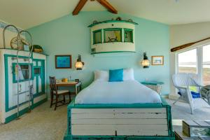 een blauwe slaapkamer met een bed en een tafel bij Captain's Inn at Moss Landing in Moss Landing