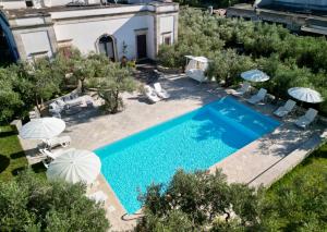 Luftaufnahme einer Villa mit Swimmingpool in der Unterkunft B&B Li Ccoti in Cannole