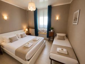 a bedroom with two beds and a window at Aux Roses in Saint-Honoré-les-Bains