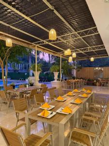 a large dining room with tables and chairs at The Lamendriea Hotel in Kalagedihena