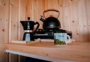 a coffee maker and a tea pot on a counter at Posed Müslivna in Jablonné v Podještědí