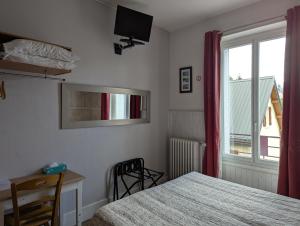 a bedroom with a bed and a window at Les 4 Montagnes in Villard-de-Lans