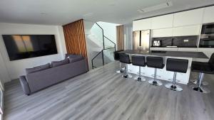 a kitchen and living room with a table and a couch at Chalet Laguna Place in Chipiona