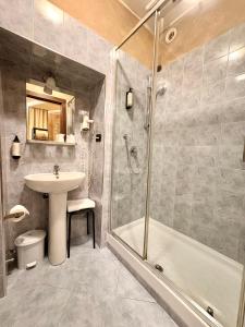 un bagno con lavandino, doccia e WC di Albergo Posta a Genova