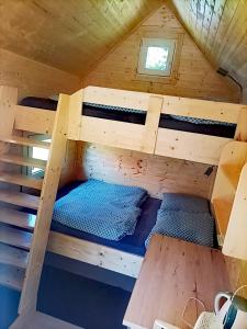 a room with two bunk beds in a tree house at Chata na kolech 4L v areálu Koupaliště Bystré v Orlických horách in Bystré
