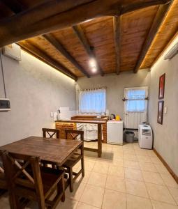 a living room with a table and a kitchen withwindows at BanTelmo in Juana Koslay 