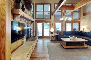 a living room with a blue couch and a tv at Stone Mountain Vista in McHenry