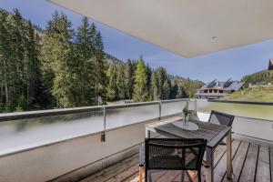 a balcony with a table and chairs and a view at Apartment Waldesruh in Oetz