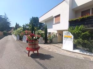 a basket of flowers on a stand in front of a house at Garni Weingut in Merano
