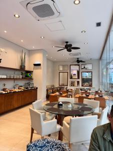a lobby with a table and chairs and a restaurant at Apto em Santos - UNIQUE Residence in Santos