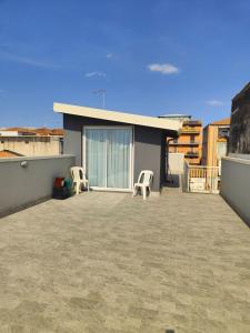 two chairs on the roof of a house at AnnAmuri in Belpasso