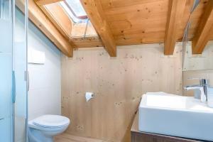 a bathroom with a toilet and a sink at Birkenhof in Sluderno