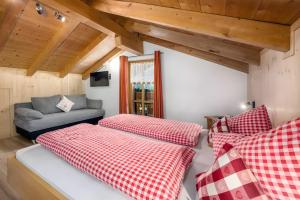 a room with two beds and a couch at Birkenhof in Sluderno