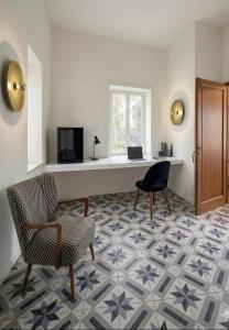 a room with a desk and two chairs and a window at Le Dimax in Sant'Agnello