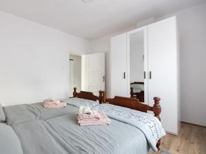 a bedroom with two pink towels on a bed at Apartman Mila Raška in Raška