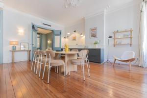 a dining room and kitchen with a table and chairs at Luxueux Appartement - Hyper Centre - Climatisation - Balcon in Bordeaux