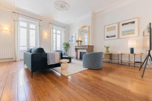 a living room with a couch and chairs and a fireplace at Luxueux Appartement - Hyper Centre - Climatisation - Balcon in Bordeaux