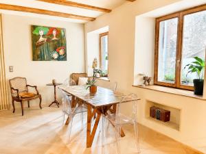 a dining room with a table and chairs at Le Piano dans la Vigne in Barr