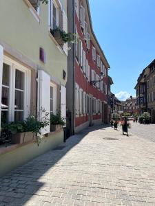 an empty street in a town with buildings at Le Piano dans la Vigne in Barr