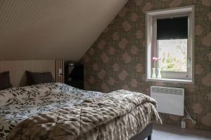 a bedroom with a bed and a window at Hannes in Schagen